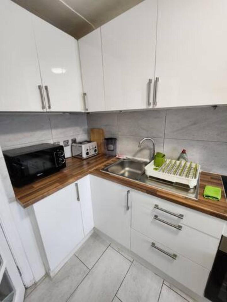 12 Minutes To Central London Kings Cross, 6 Minutes Walks To The Train Station - Free Parking 3 Bed 2 Bath Fully Refurbished Flat No Party Or Gathering Allowed 외부 사진
